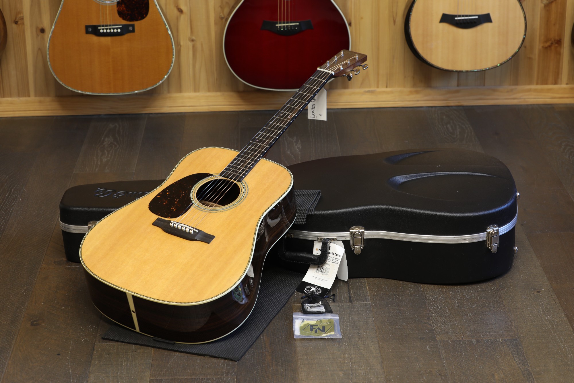 Lefty & Minty! 2024 Martin HD-28 Dreadnought Acoustic Guitar Natural + OHSC