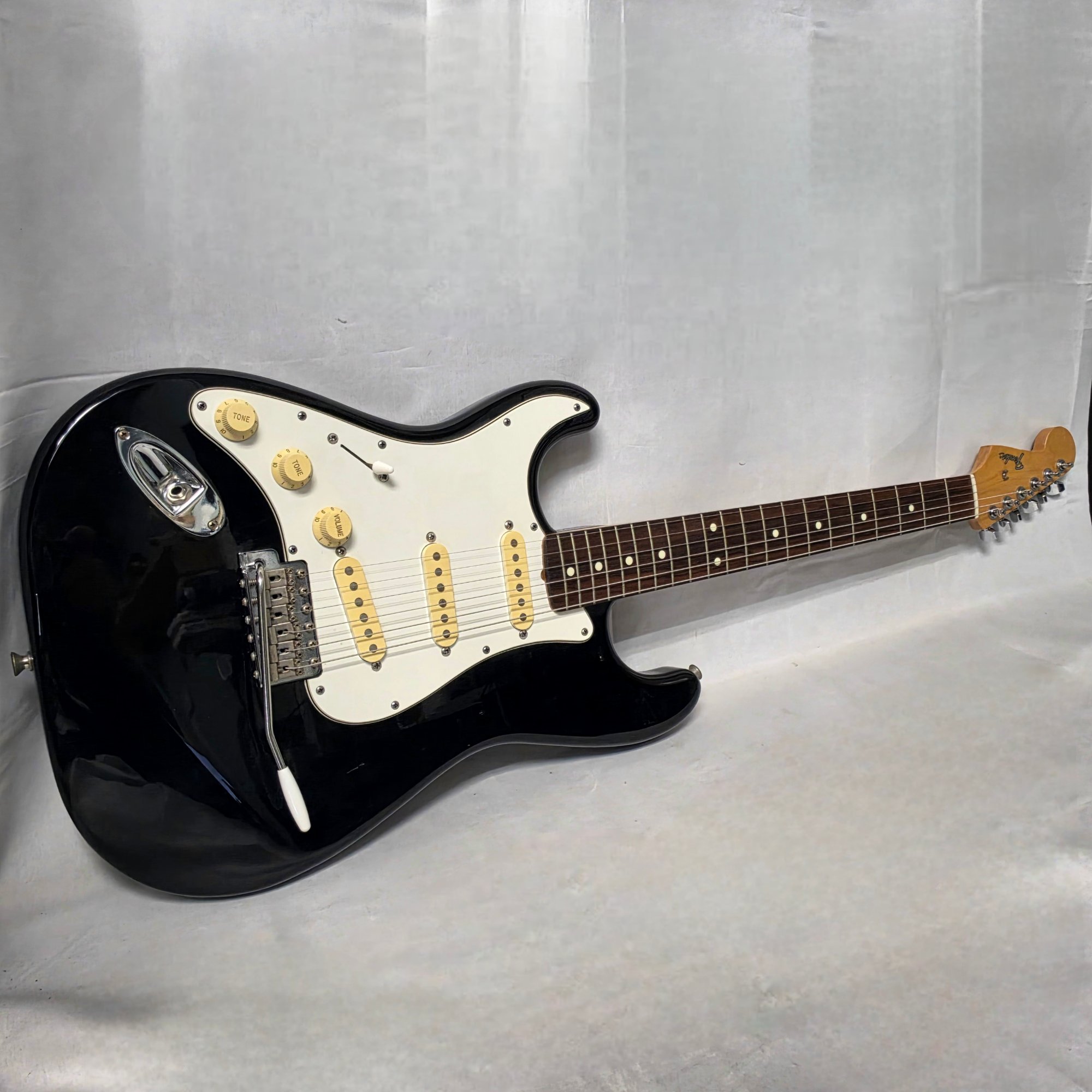 1995 Lefty Fender Stratocaster Standard ST362 3S LH RW L/C BLK MIJ w/Black Hardshell Carrying Case