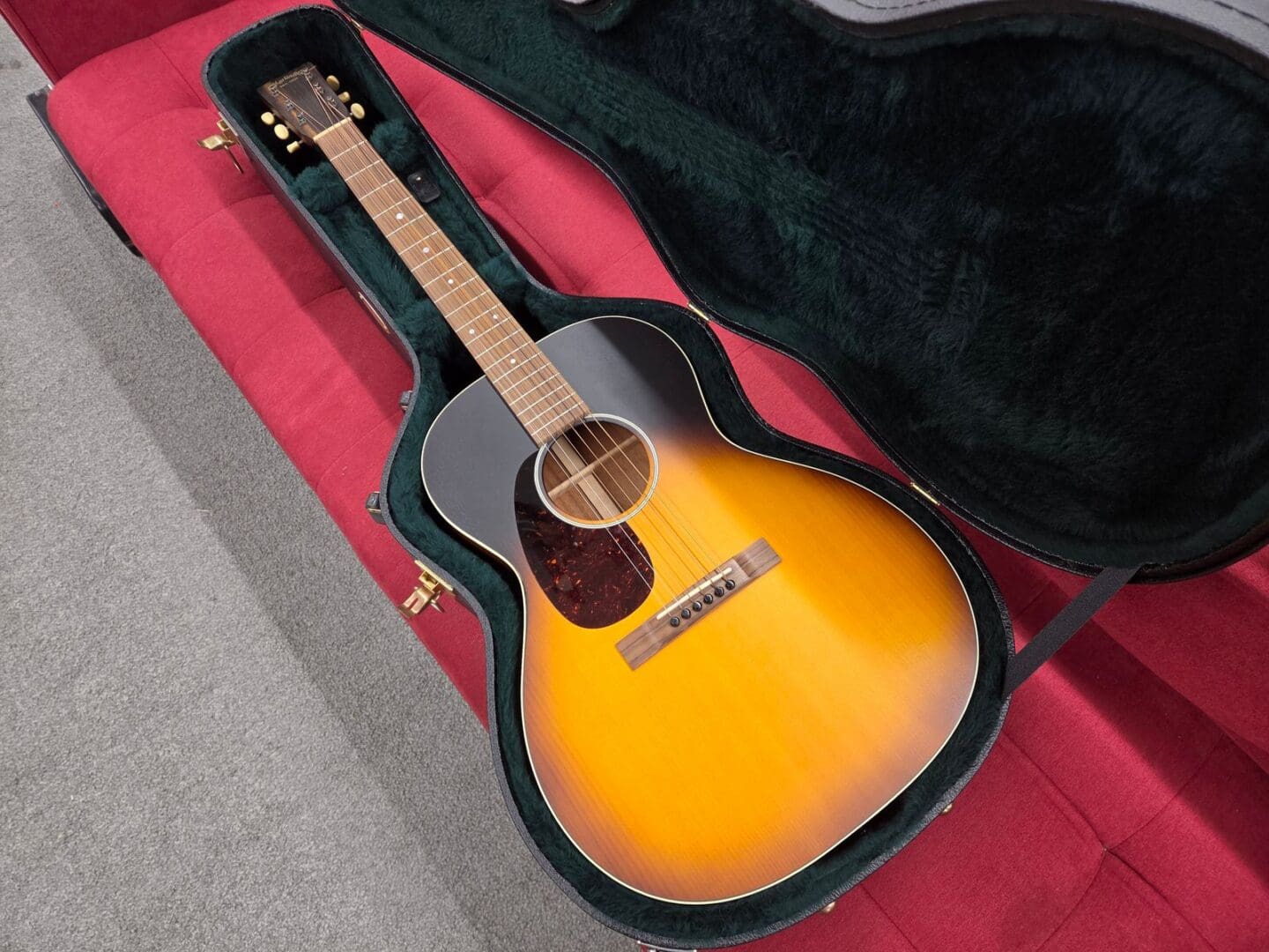 Martin 00L-17 Whiskey Sunset Sitka Spruce / Mahogany Left-Handed 14-Fret Grand Concert with Case – Whiskey Sunset